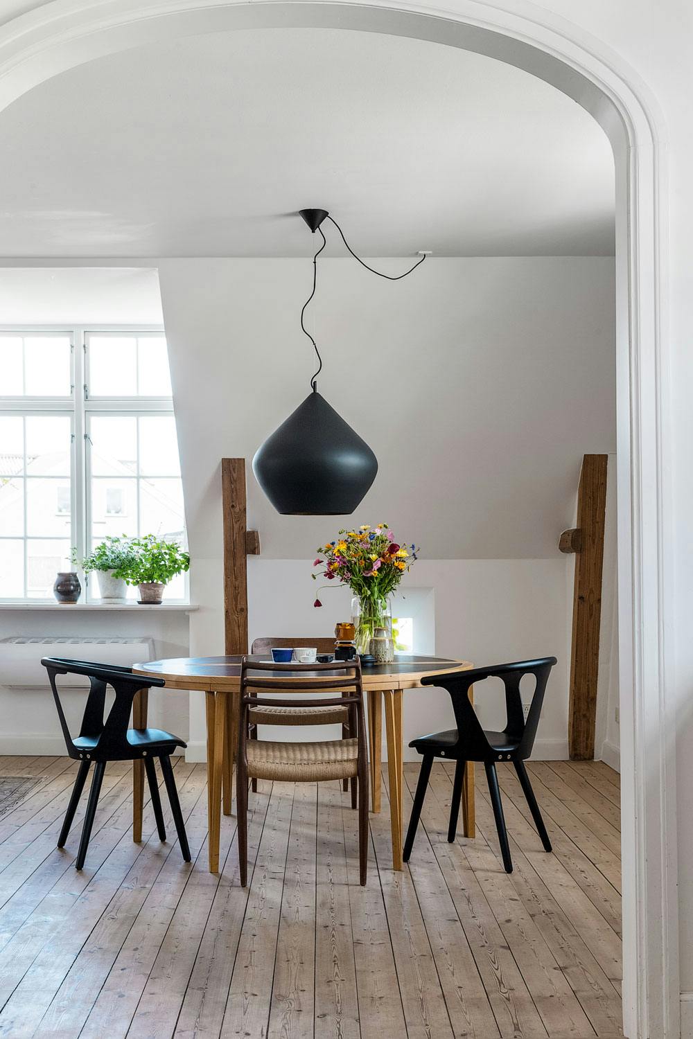 God miks av nytt og gammelt Svarte spisestuestoler og spisebord i eik